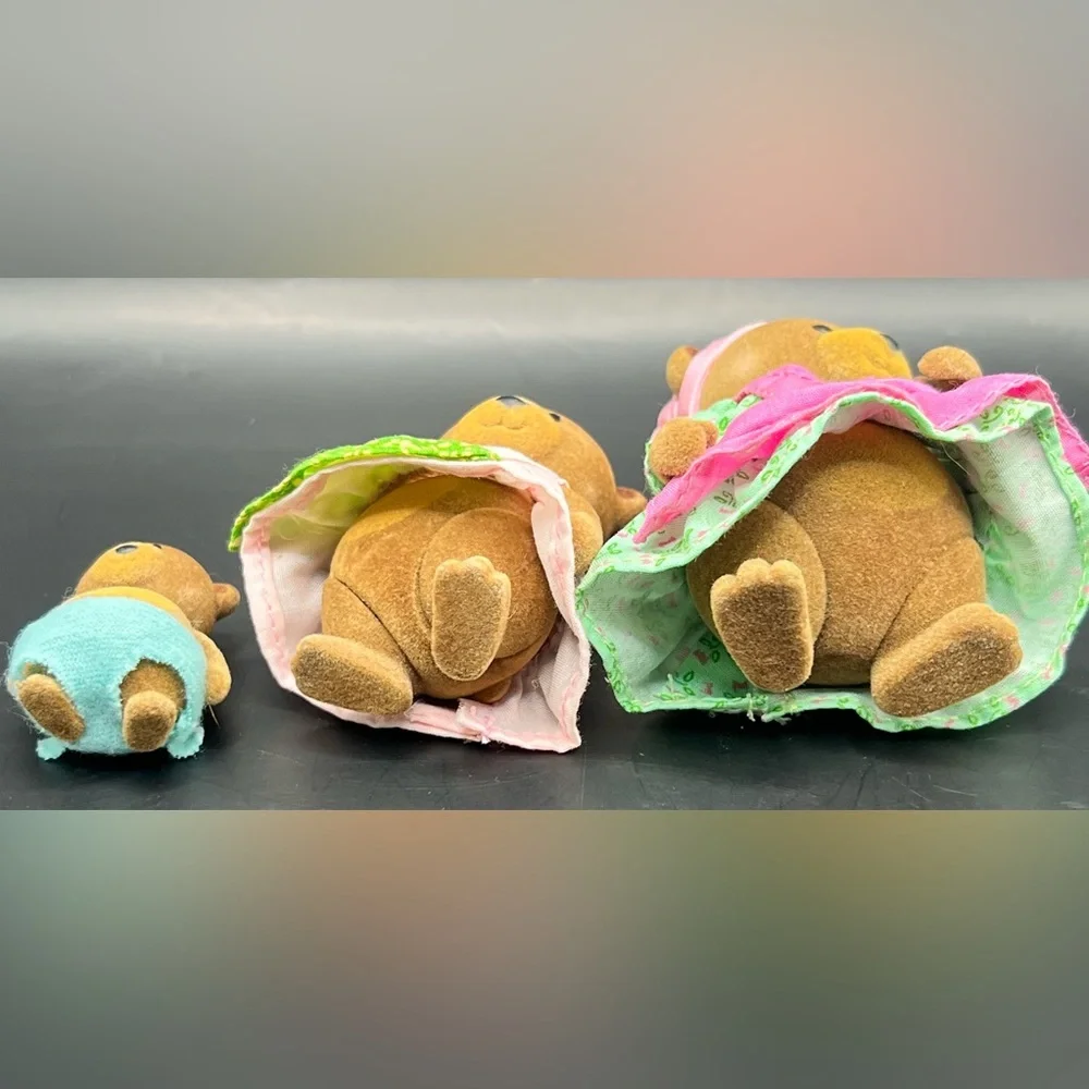Li’l Woodzeez-Brown Bear set of 3, Bonus plastic hat on one figure.‎
